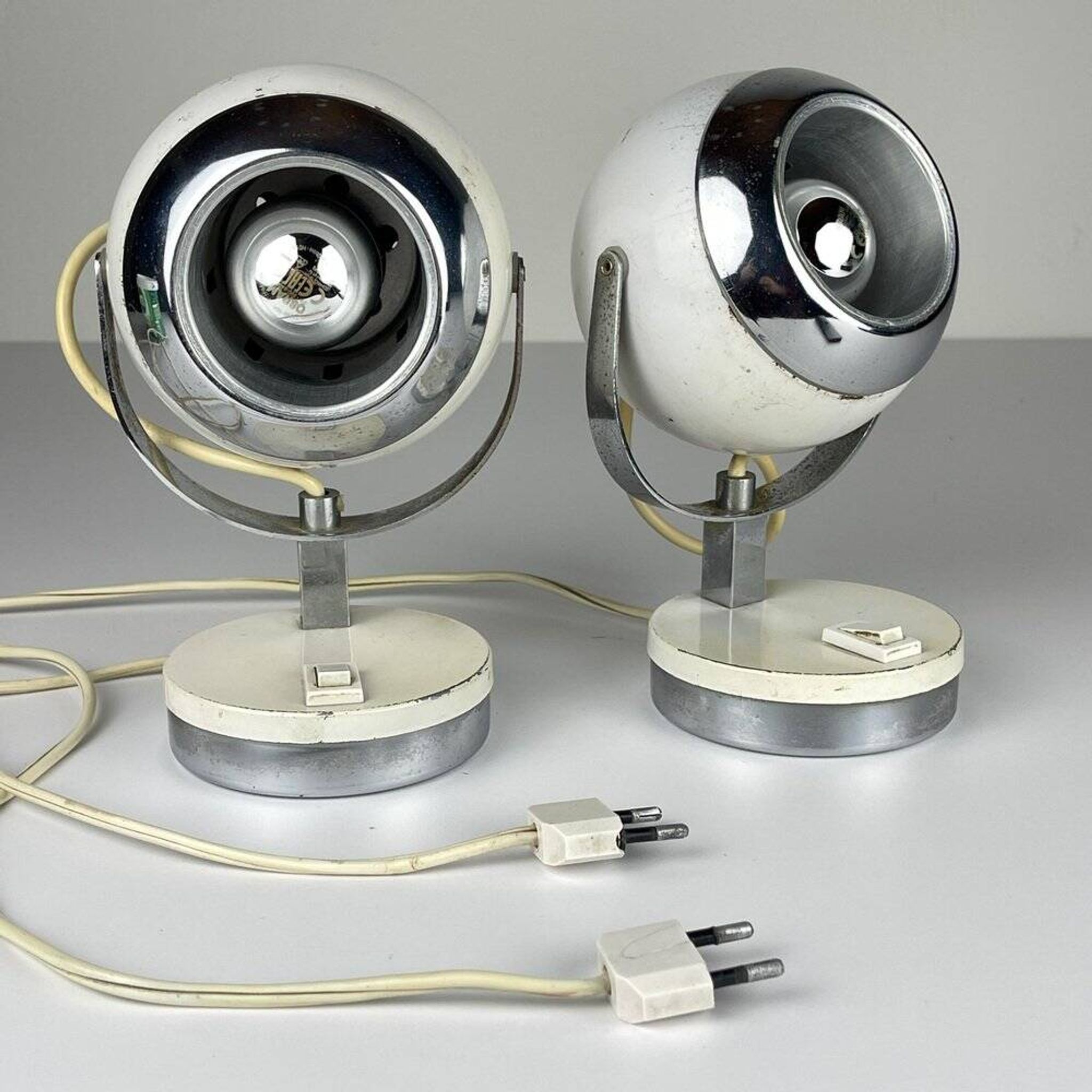 Lampes de bureau blanches du milieu du siècle, années 1960, ensemble de 2