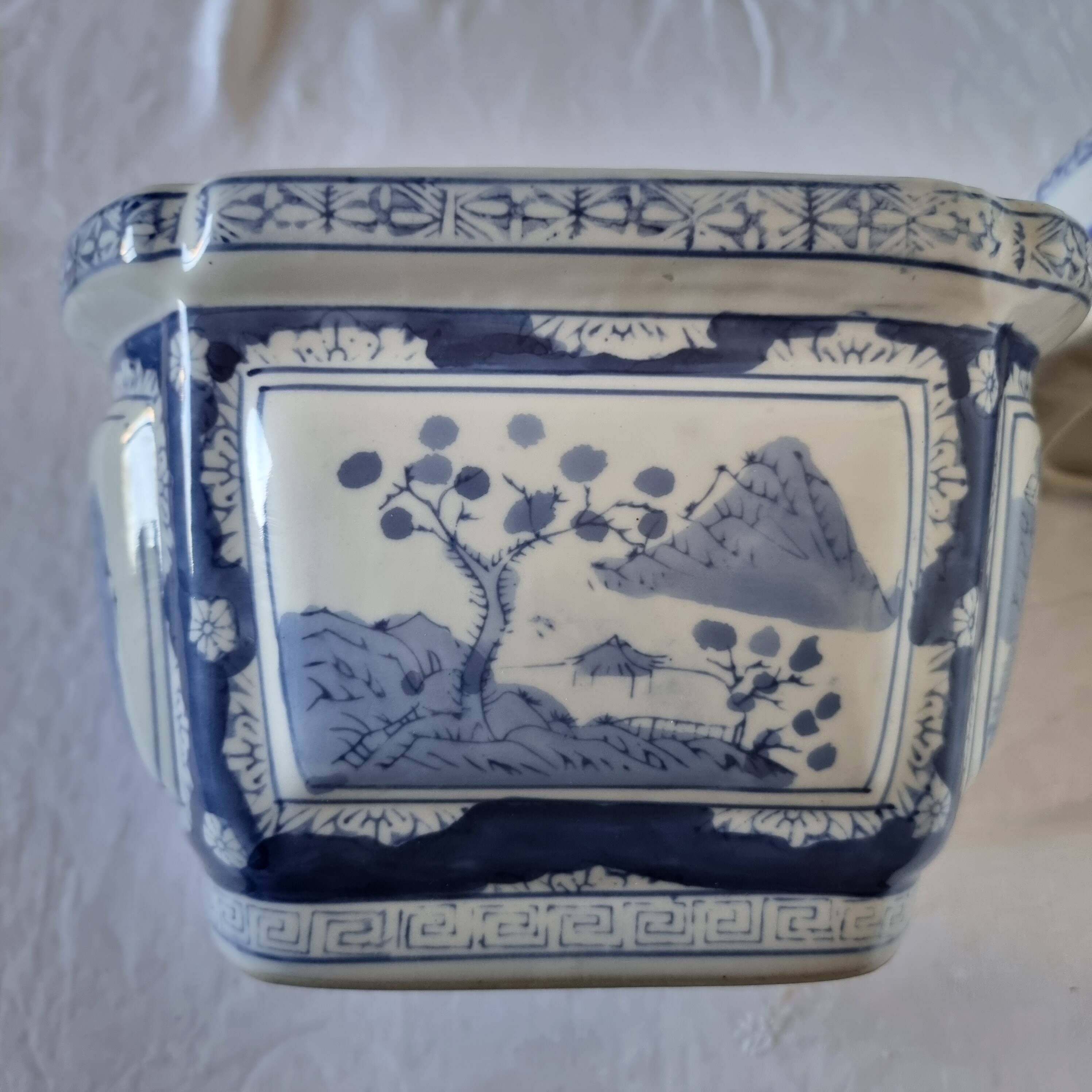 Magnifique cache-pot oriental sur piédestal en porcelaine bleue et blanche