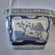 Magnifique cache-pot oriental sur piédestal en porcelaine bleue et blanche