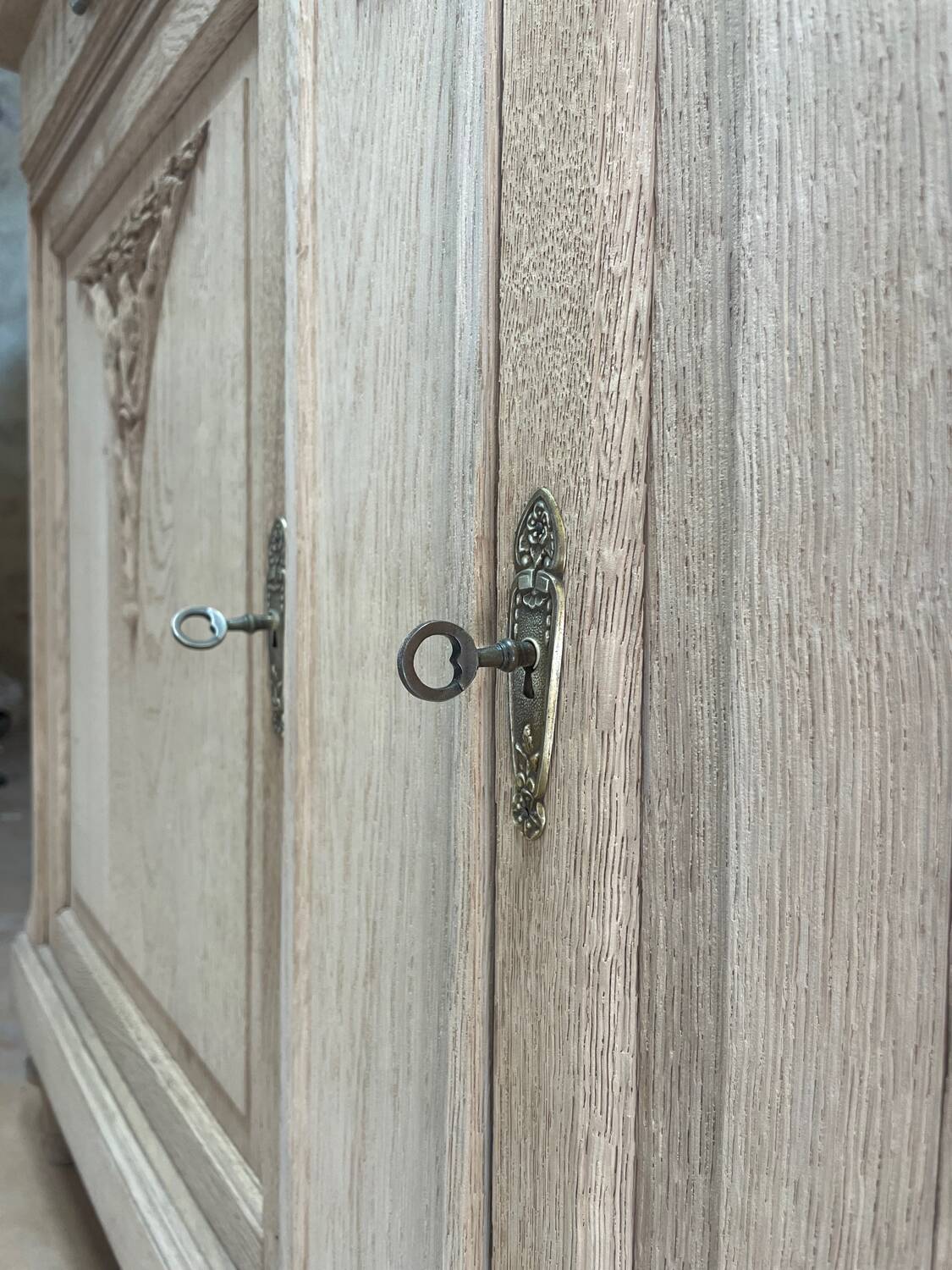Magnificent antique buffet in solid oak – sandblasted / stripped