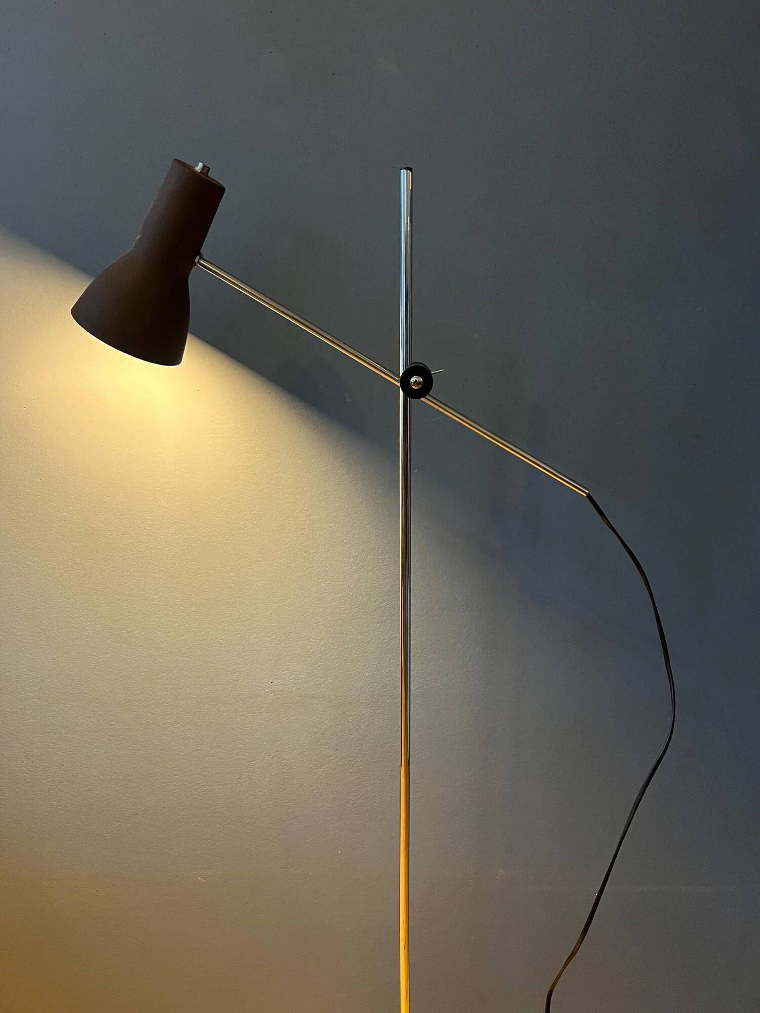 Lampadaire marron réglable du milieu du siècle