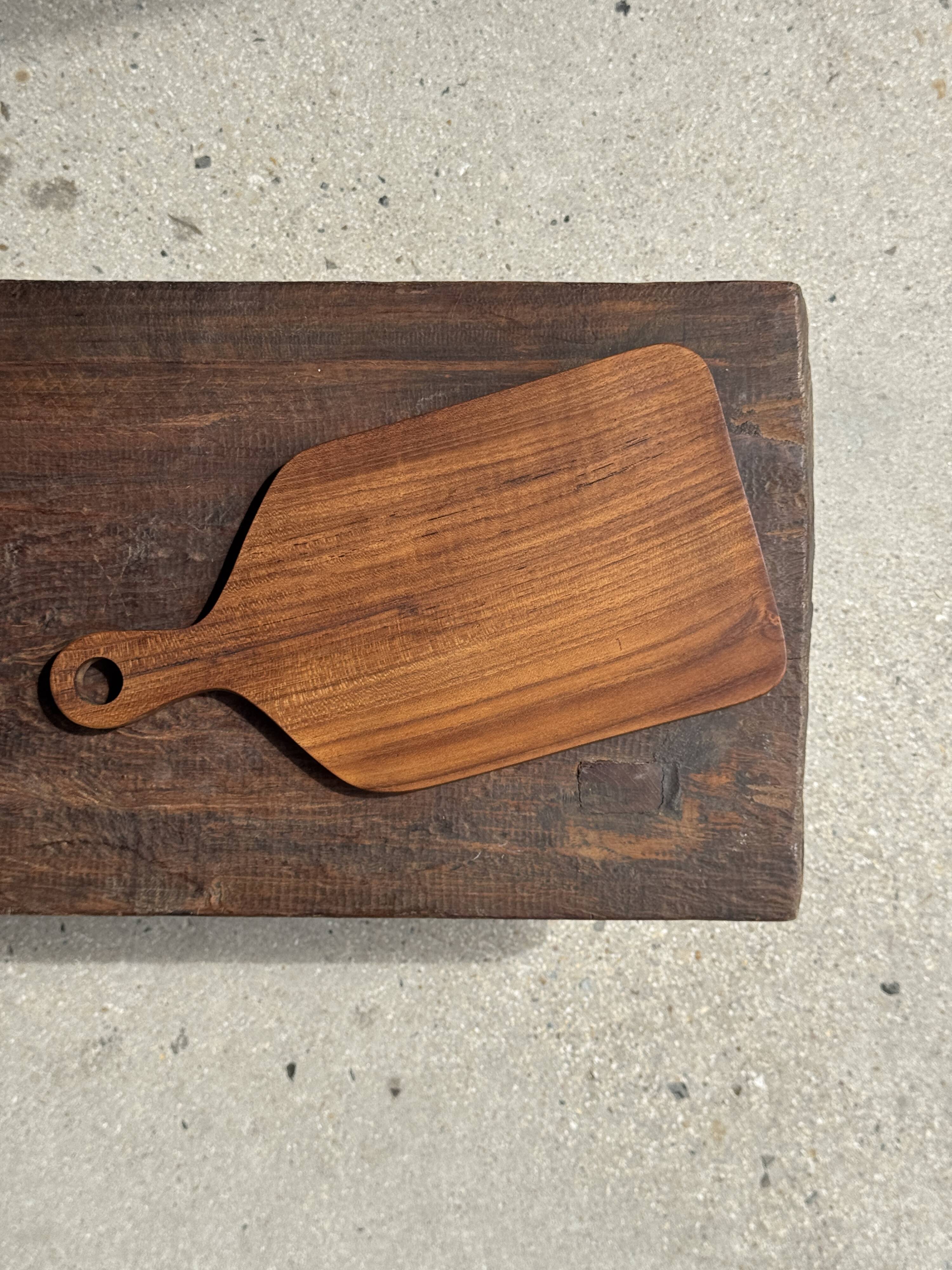 Rectangular solid teak chopping board with elongated handle 30x16.