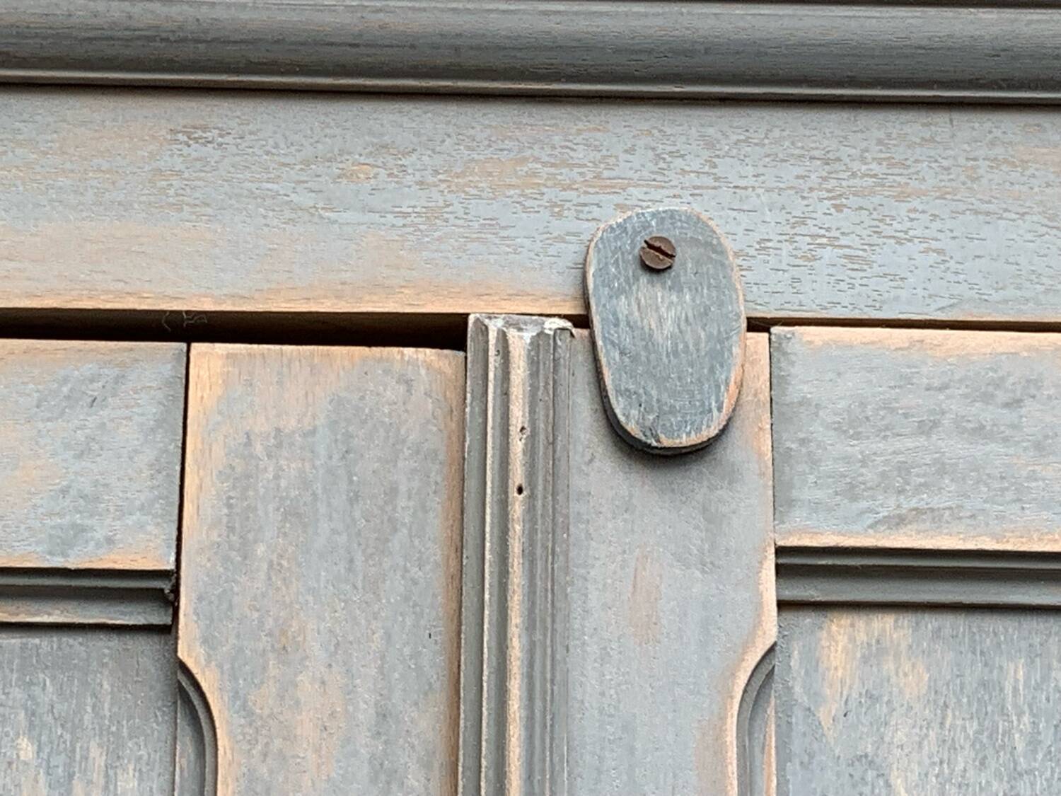 Armoire parisienne ancienne Luterma patine grise bleutée