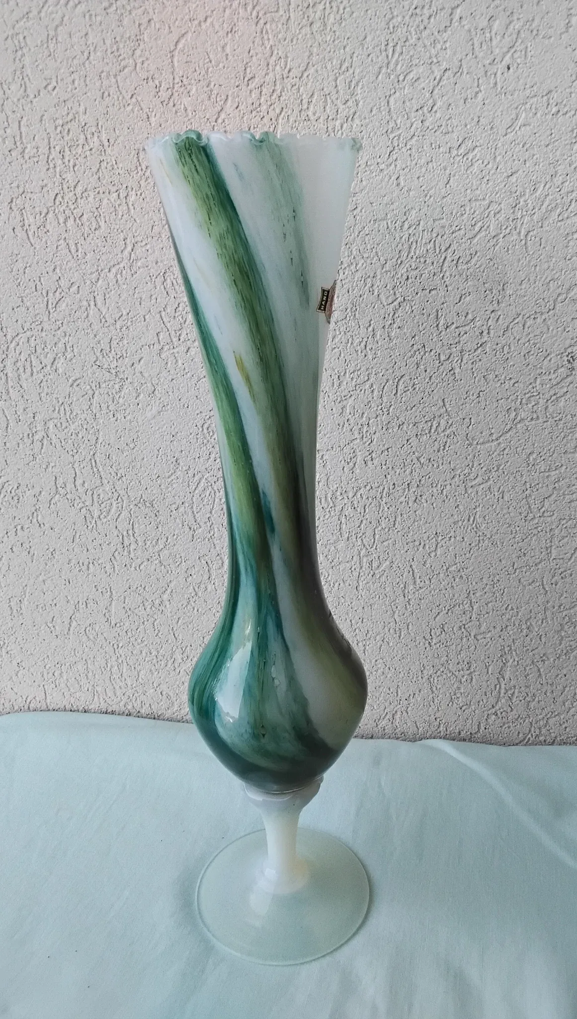 Pedestal vase in opaline