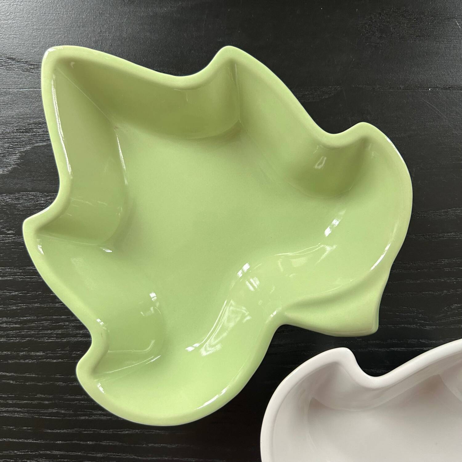 Pair of leaf-shaped dishes