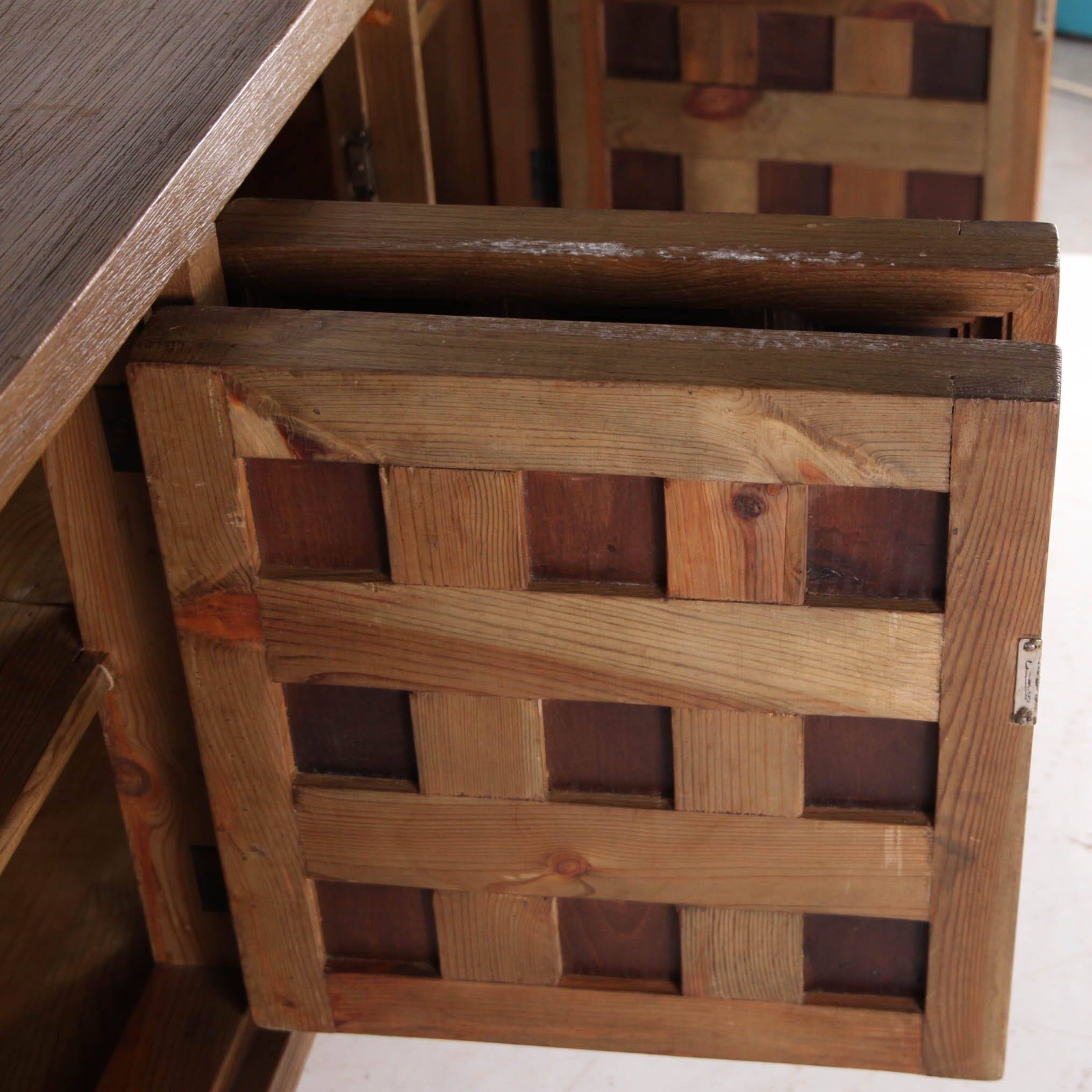 Enfilade "Biosca" in fir wood.