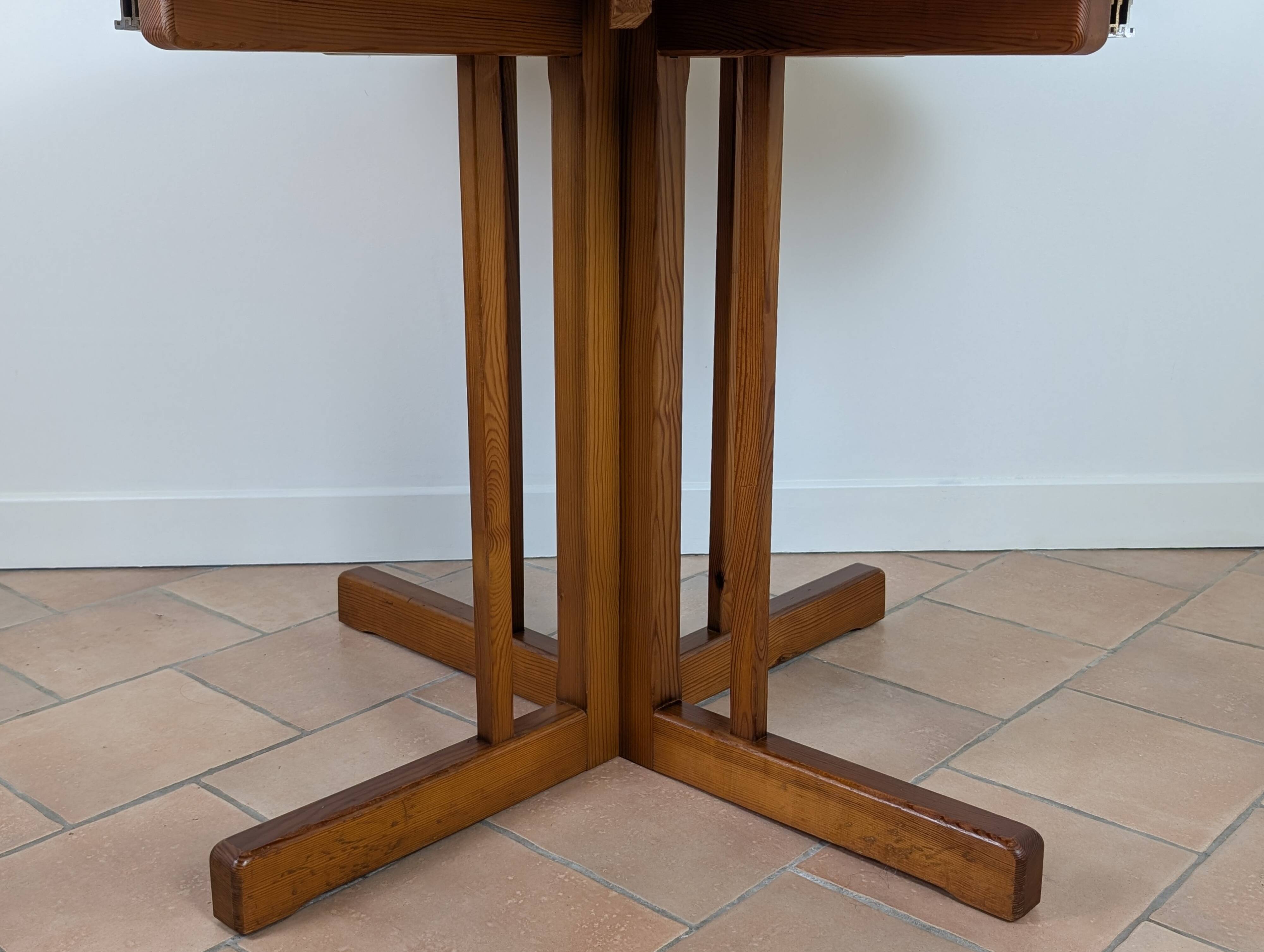 Extendable round table