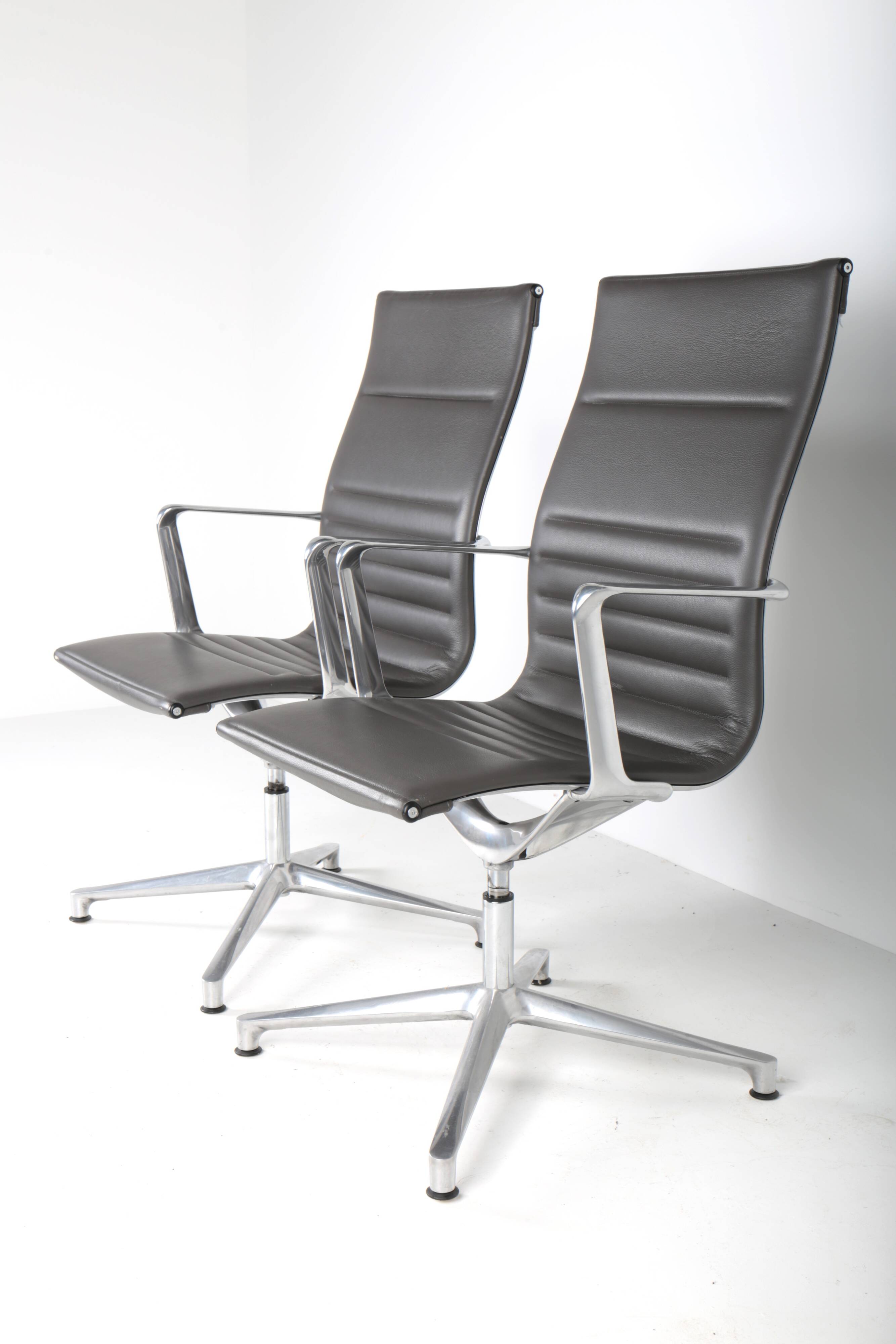 Paire de fauteuils de bureau ICF Una Chair Management