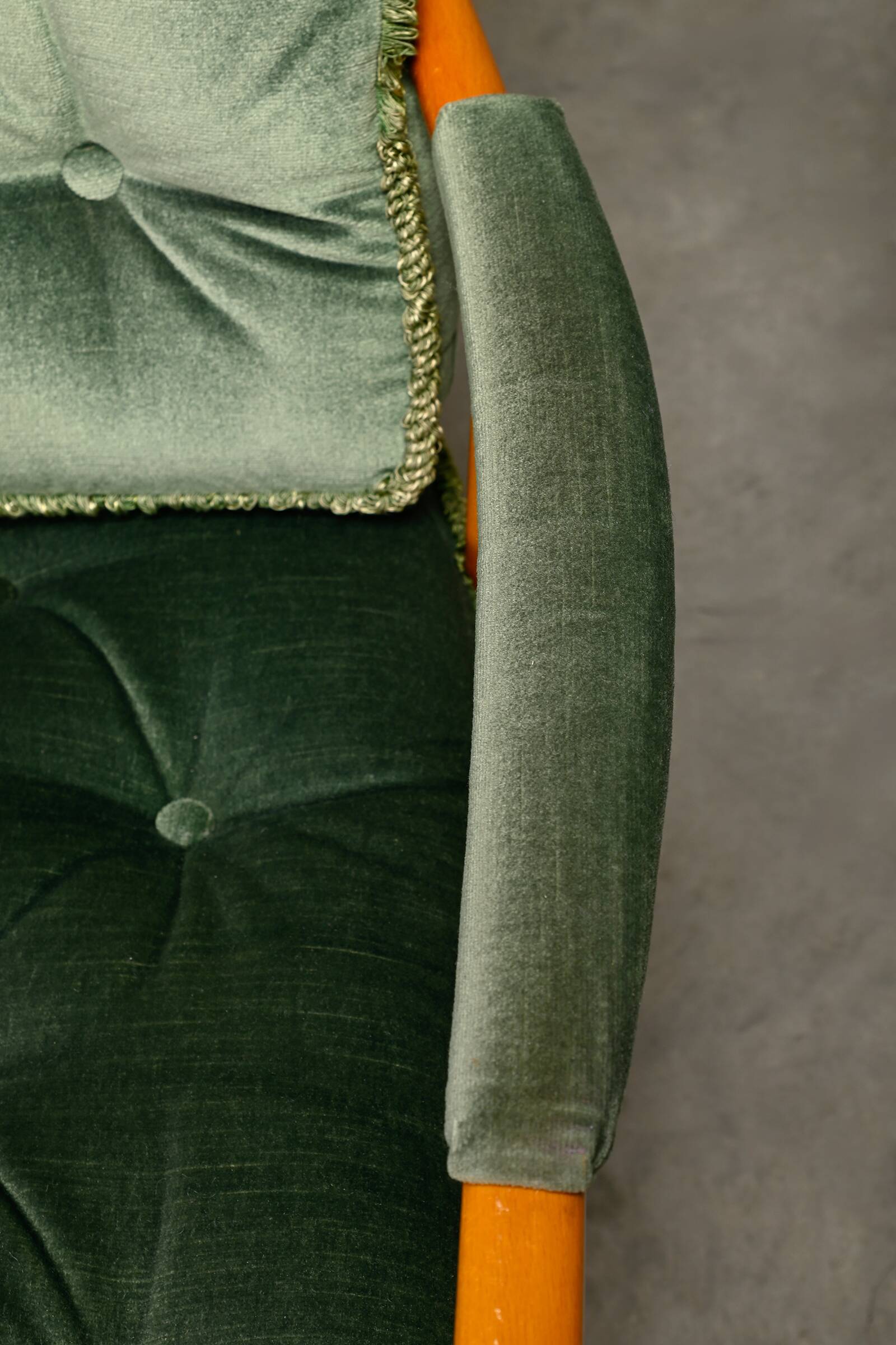Fauteuils Skrindan en hêtre et velours vert, par Kerstin Hörlin-Homquist, Suède