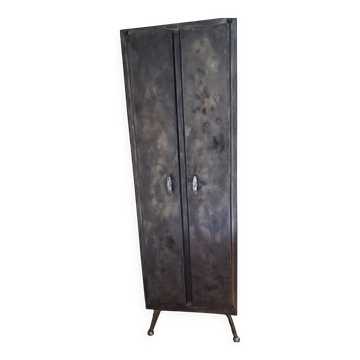 Armoire métallique  d'infirmerie d'usine 1960 pieds boules compas