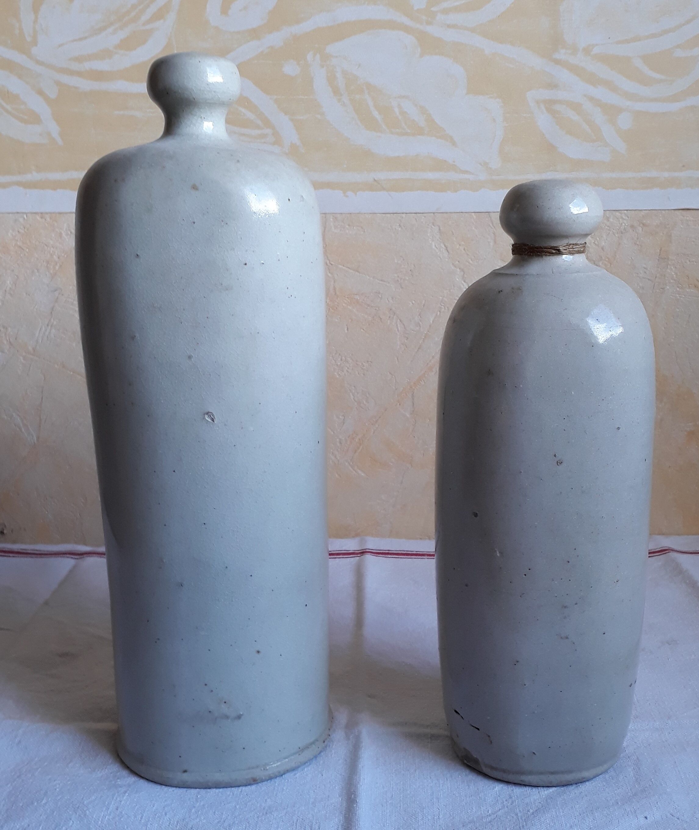 Lot 2 old hot water bottles in enamelled sandstone