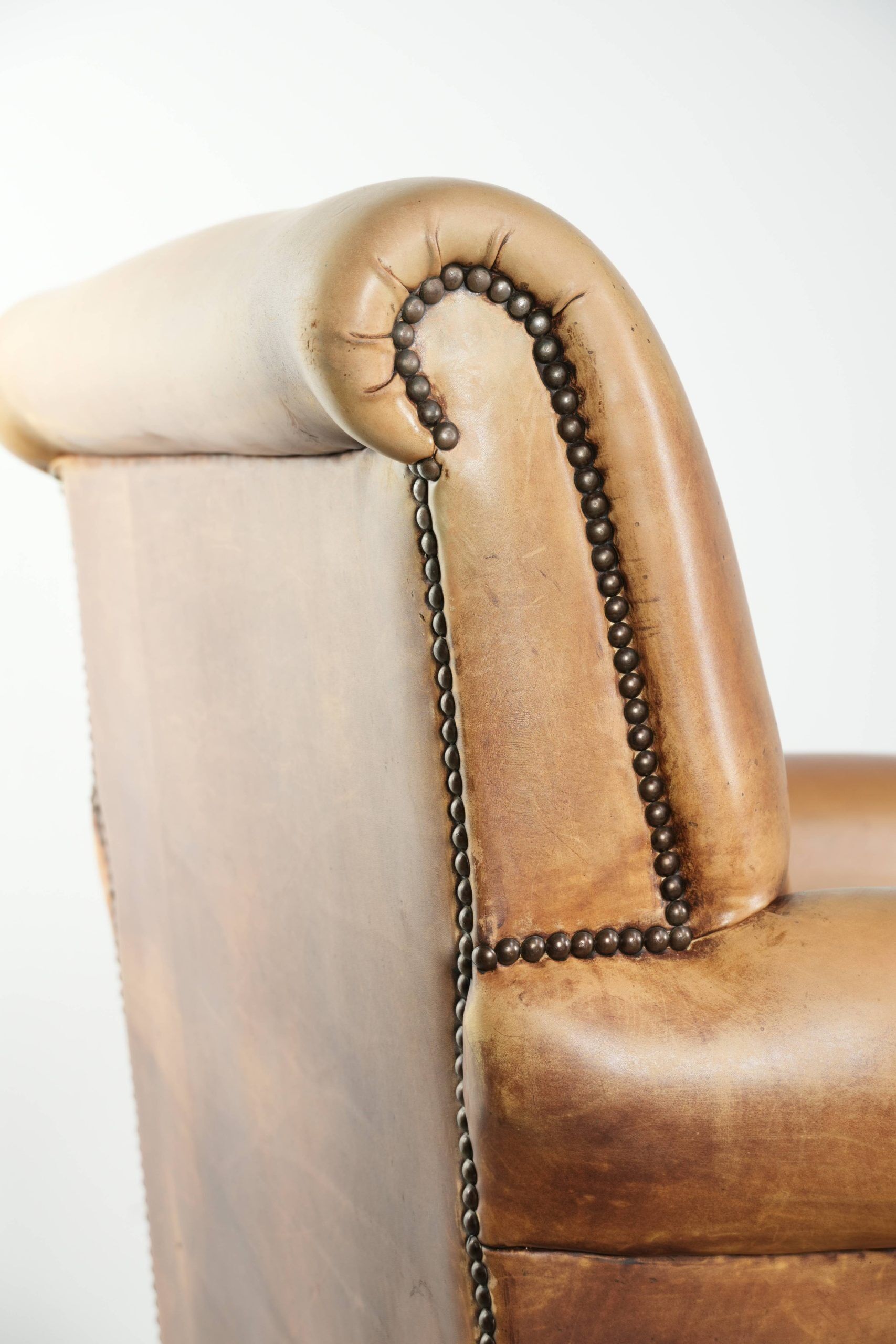 Fauteuil en cuir de vachette au look anglais caractéristique