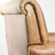 Fauteuil en cuir de vachette au look anglais caractéristique