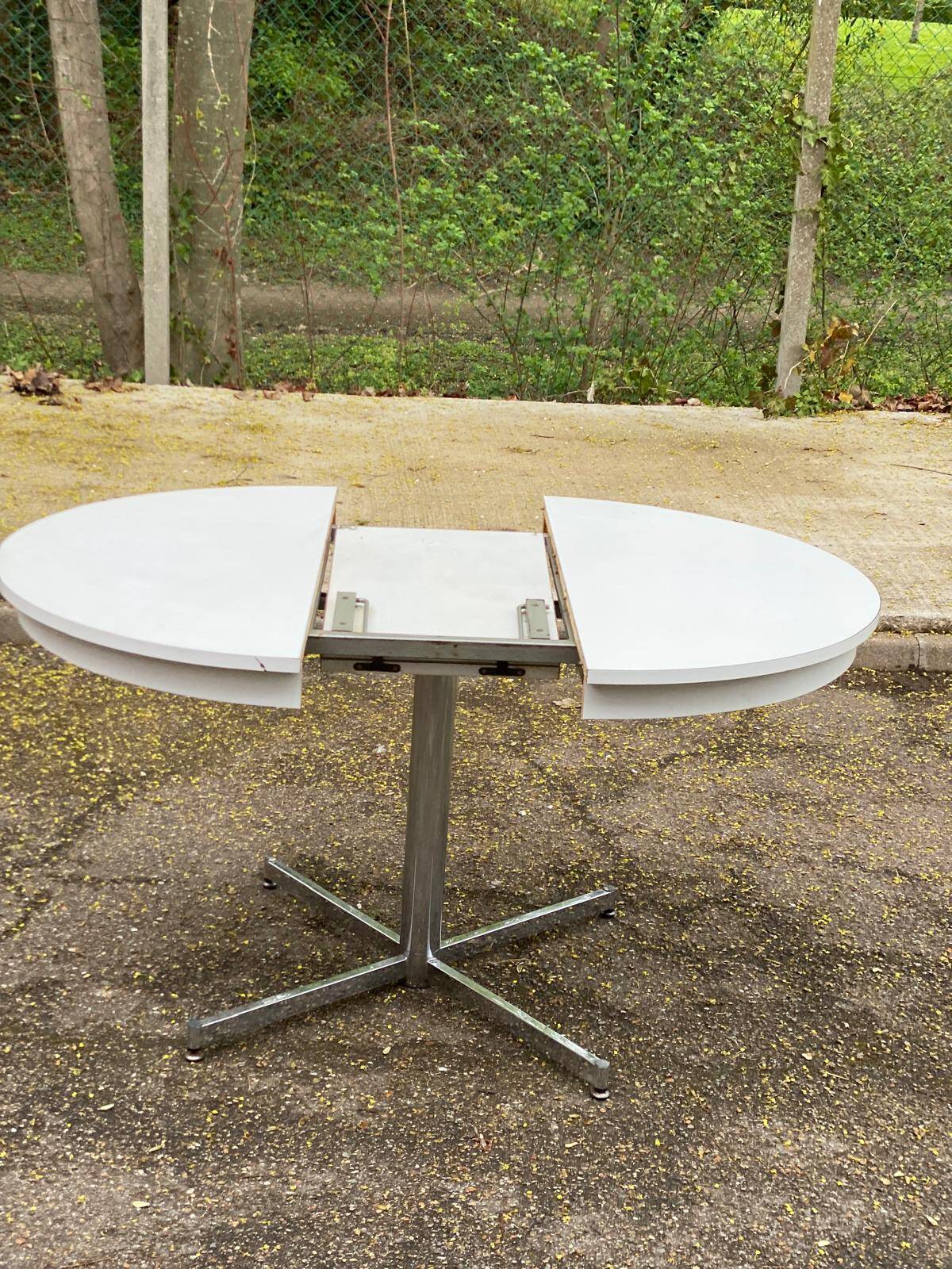 White dining table with a central tulip base, extendable to 100cm.