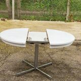 White dining table with a central tulip base, extendable to 100cm.