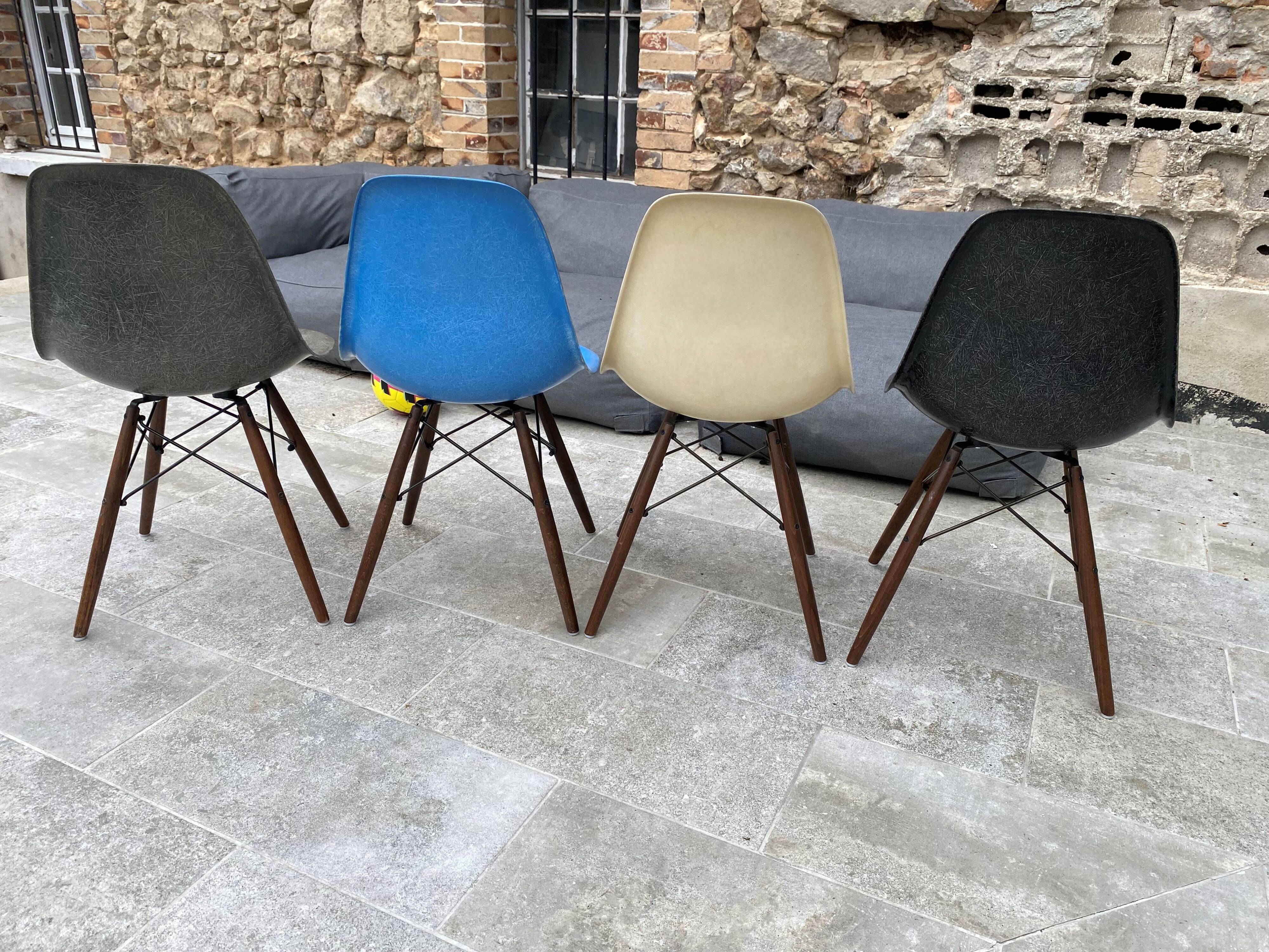 Lot of 4 DSW chairs in walnut fiber by Eames Herman Miller, vintage