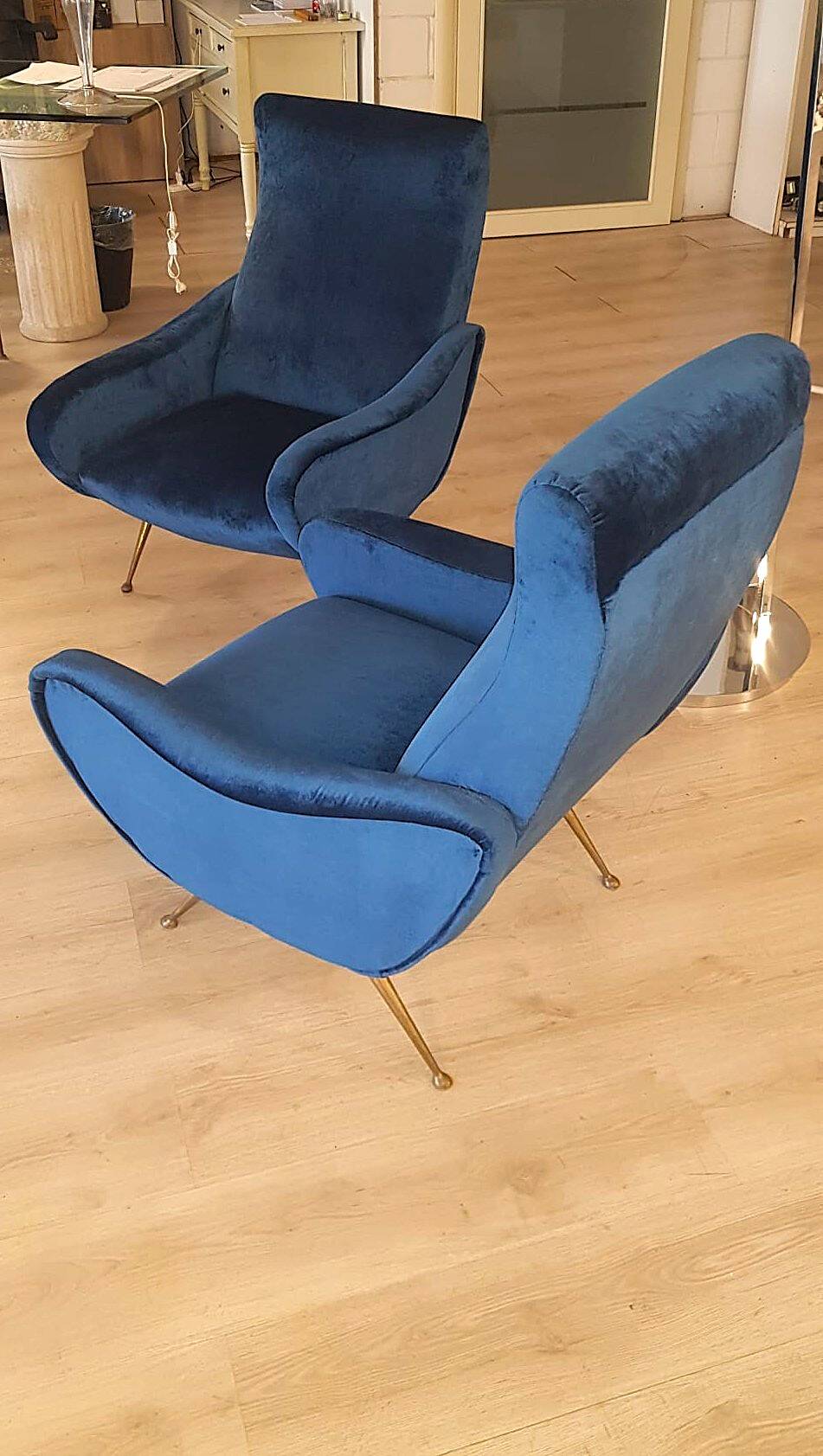 Fauteuils en velours bleu du milieu du siècle, lot de 2