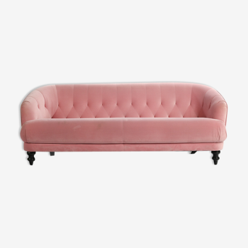 Pink design sofa from the tray of "I love you etc.".