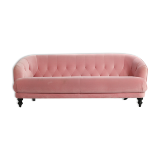 Pink design sofa from the tray of "I love you etc.".