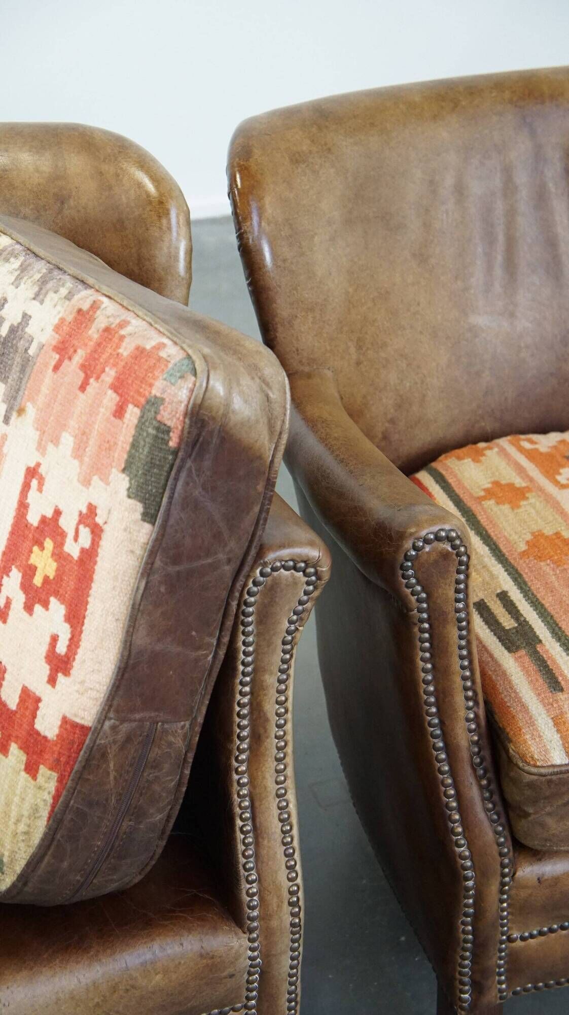 Set of 2 nice, subtle cowhide armchairs with reversible Kelim seat cushions