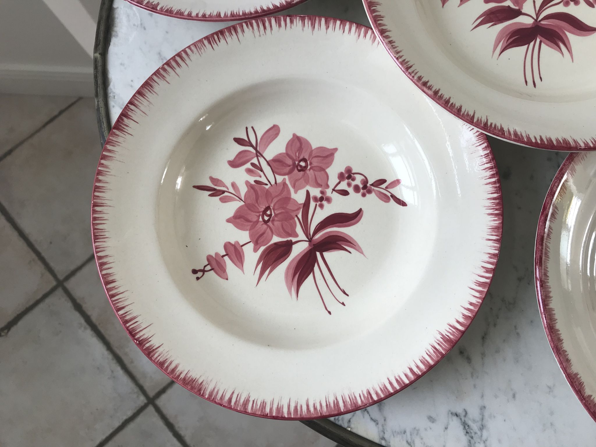 lot de 6 assiettes creuses Longchamp roses années 30-40