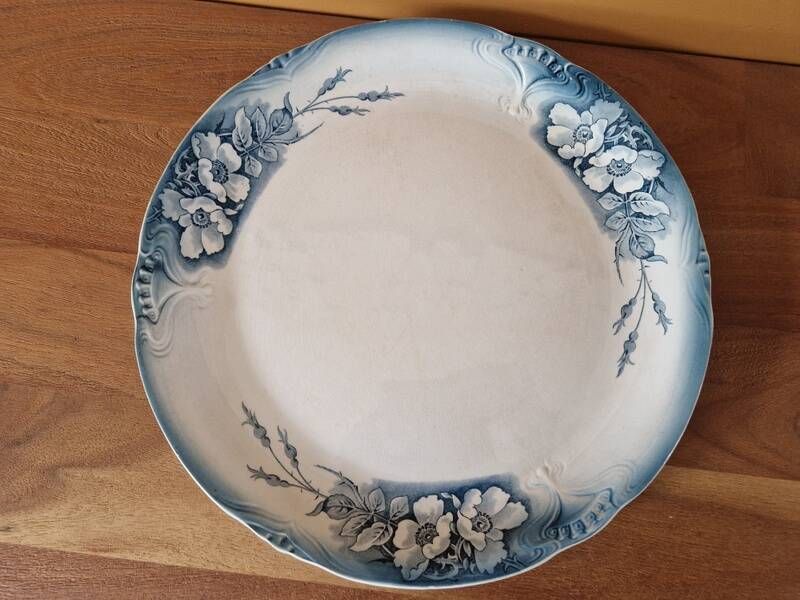 Important hollow plate in Saint Amand and Hamage earthenware, model Sylvia.