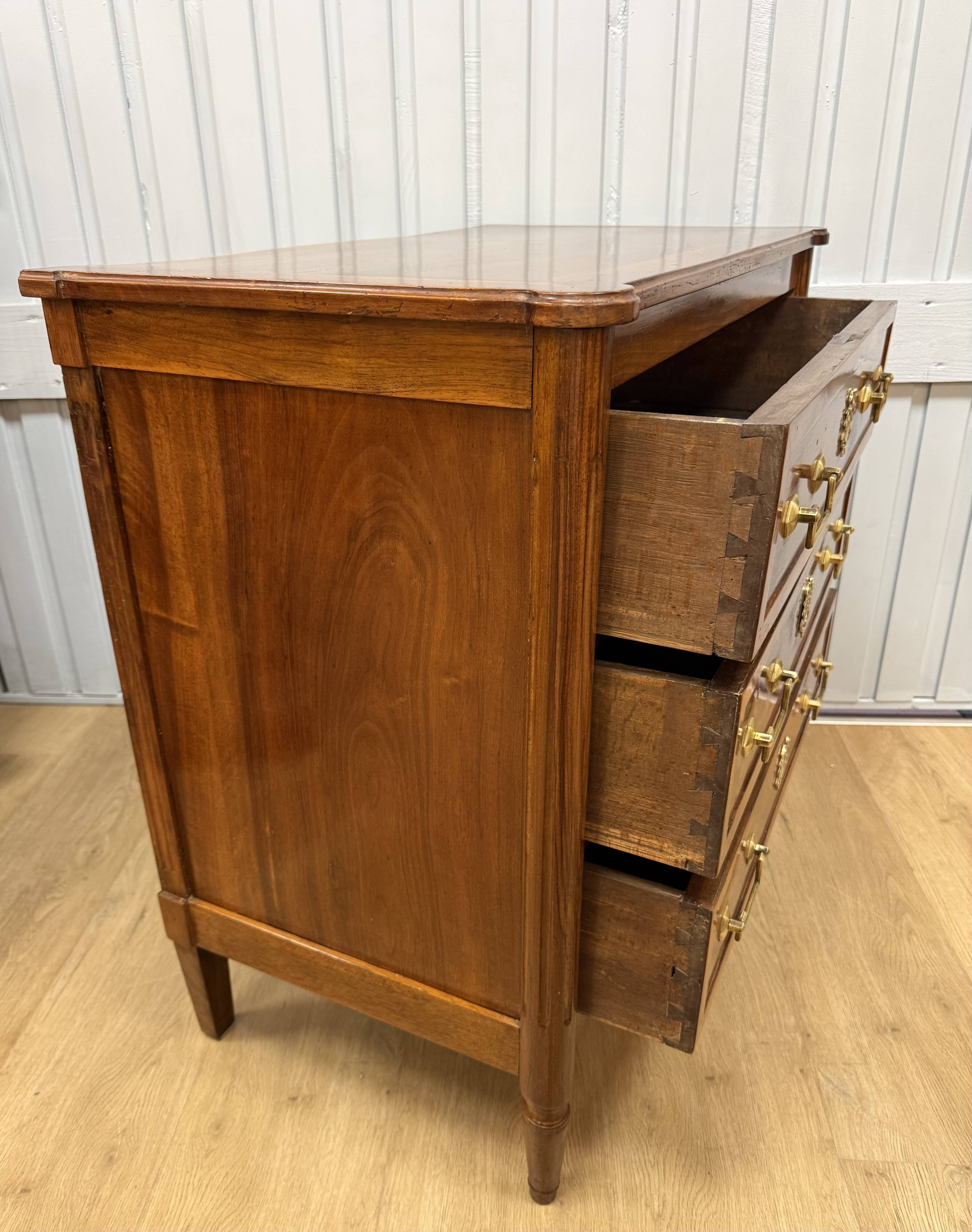 Small chest of drawers in Louis XVI style
