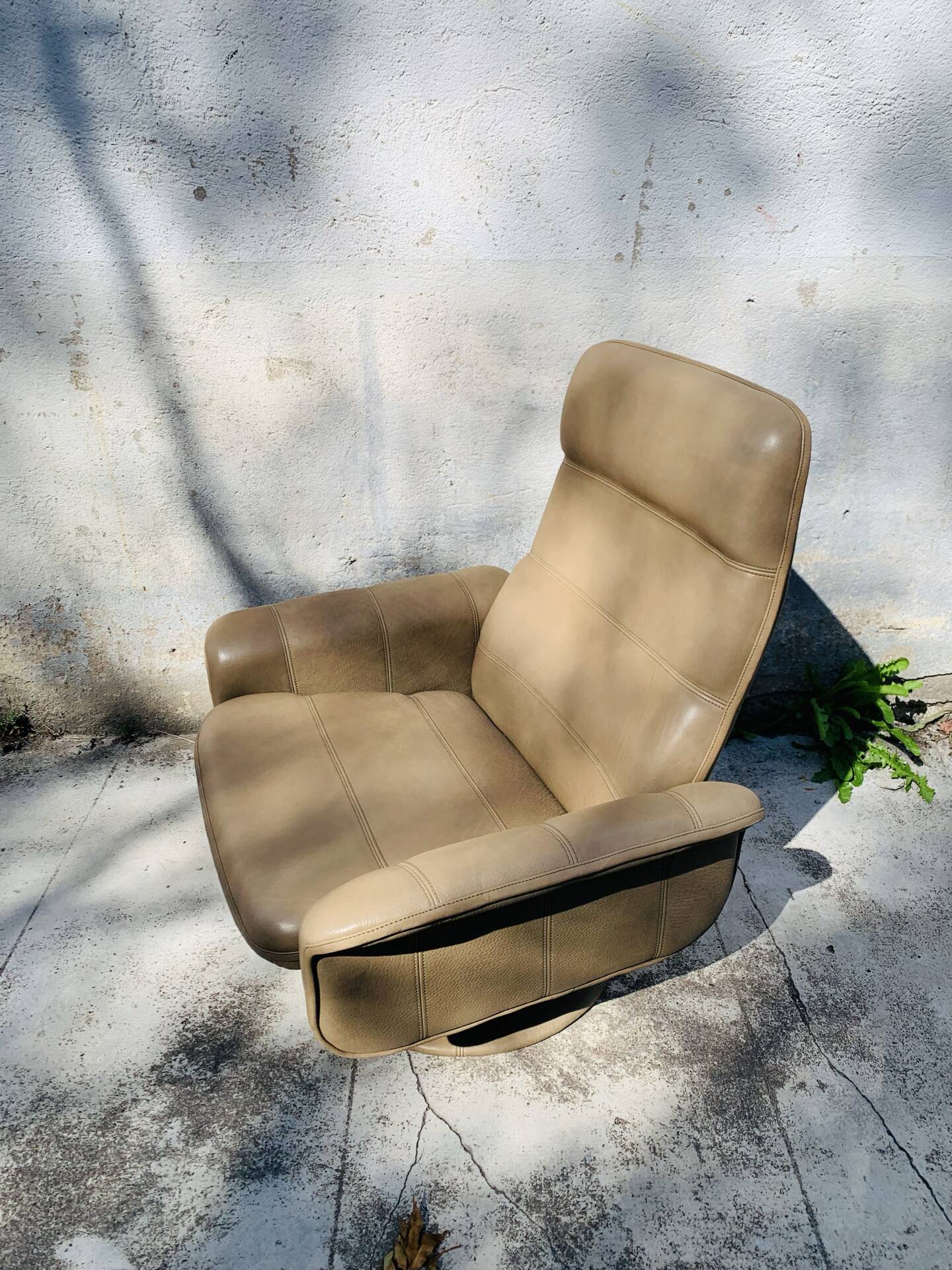 Vintage De Sede leather swivel chair, tulip base.