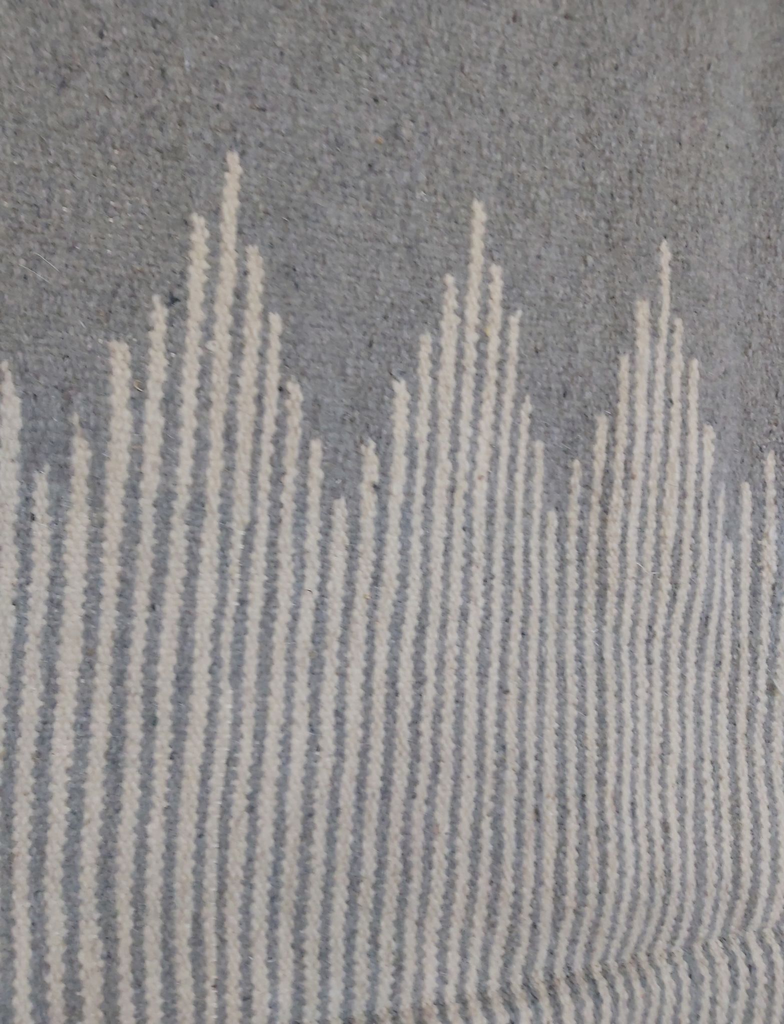 Tapis gris traditionnel fait main en pure laine 151x204cm