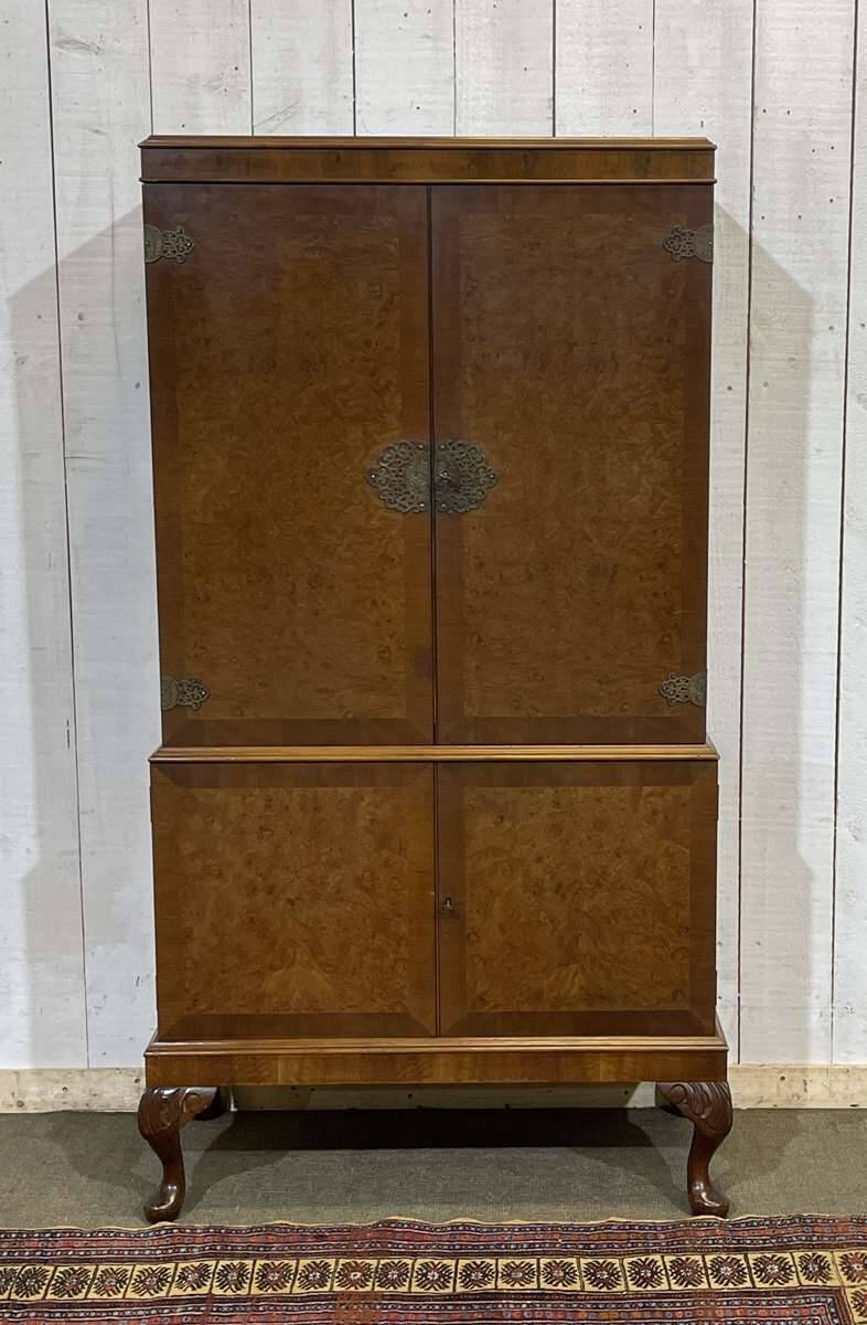 1950s English buffet bar in walnut and walnut burl.