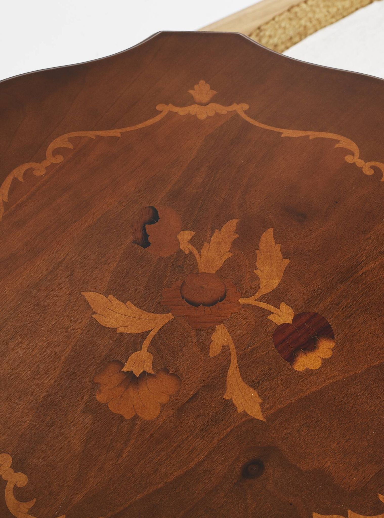 Guéridon ou table d'appoint, pieds en bois sculpté, placage incrusté sur le plateau.