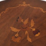 Guéridon ou table d'appoint, pieds en bois sculpté, placage incrusté sur le plateau.