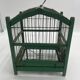 Ancienne petite cage à oiseaux verte en bois