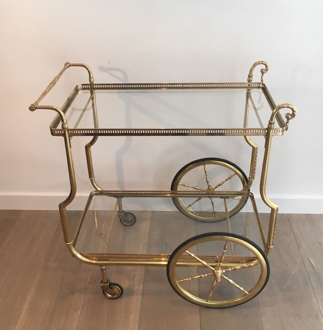 Neo-classical table in gilded metal and glass