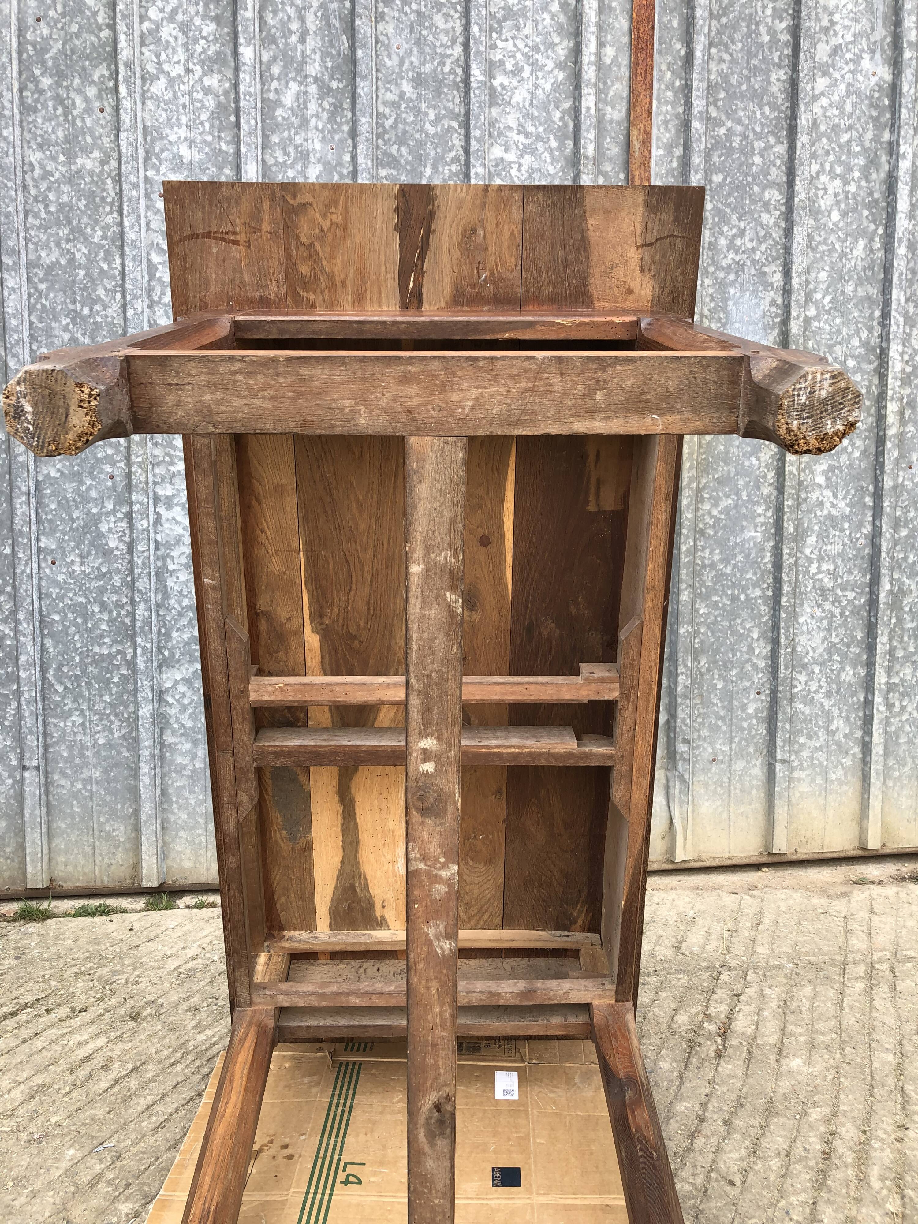 Table ancienne à barre à chat en chêne massif avec 2 tiroirs de face.