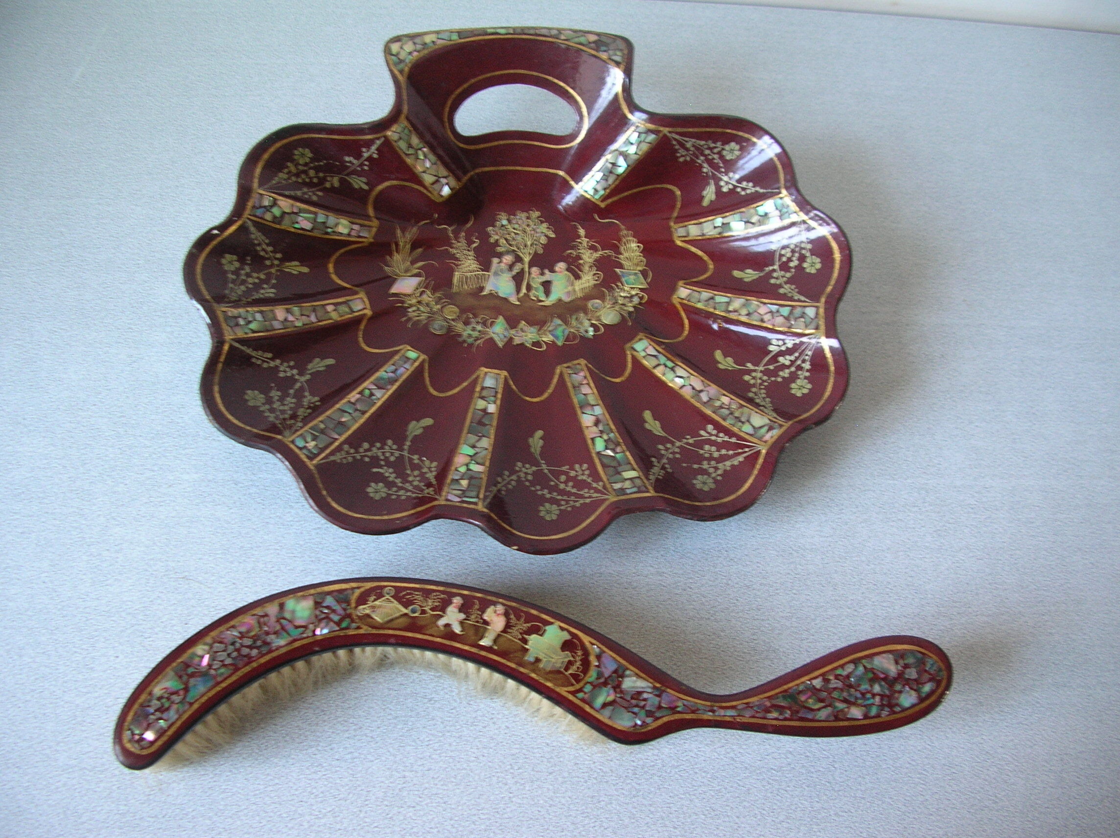 Old garbage collector shovel brush cardboard boiled mother-of-pearl wood Japanese décor