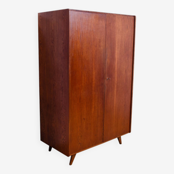 Élégante armoire en chêne U-450 par Jiří Jiroutek pour Interiér Praha, années 1960