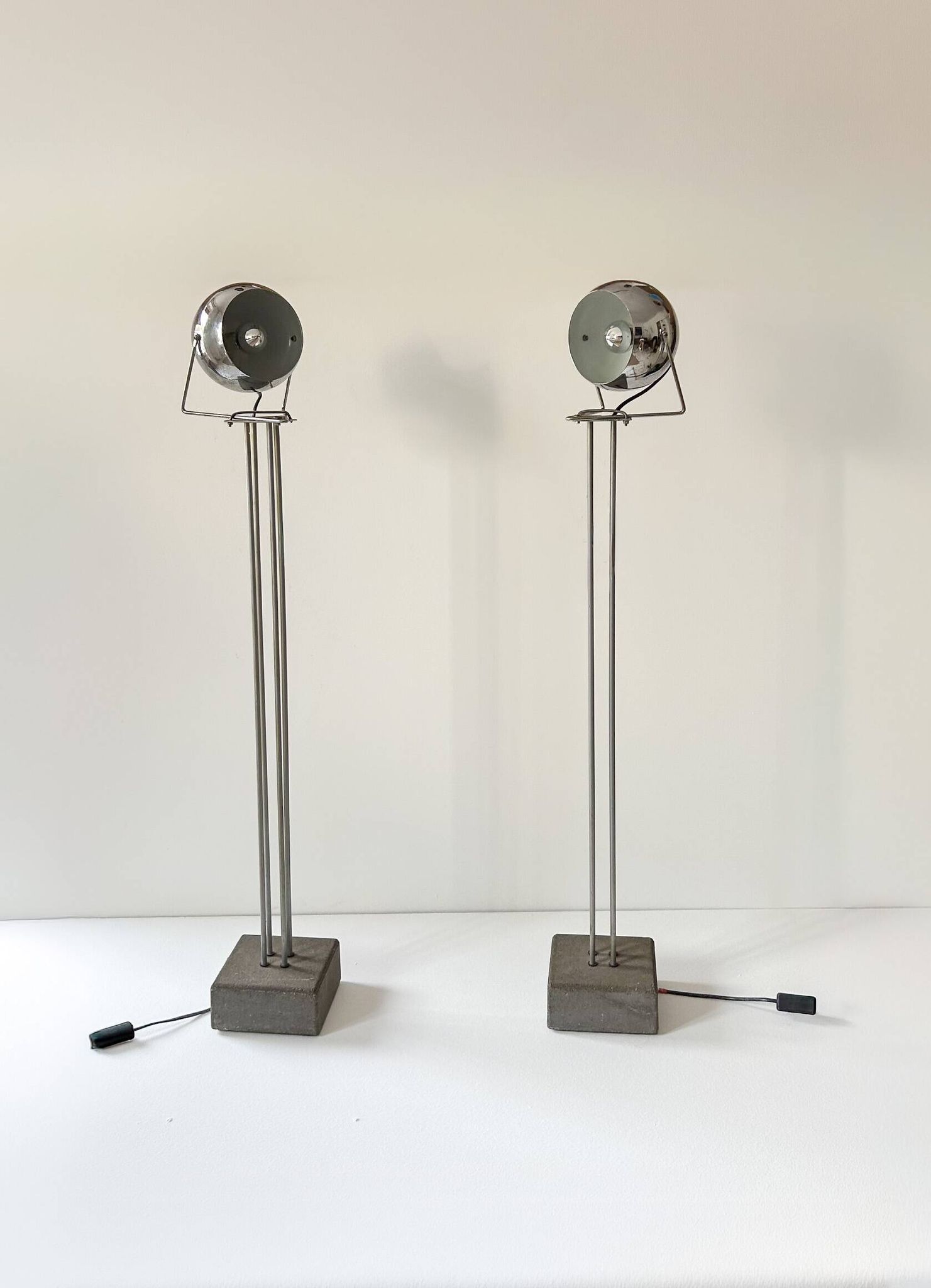 Pair of vintage floor lamps in chrome metal and cement, France 1970.