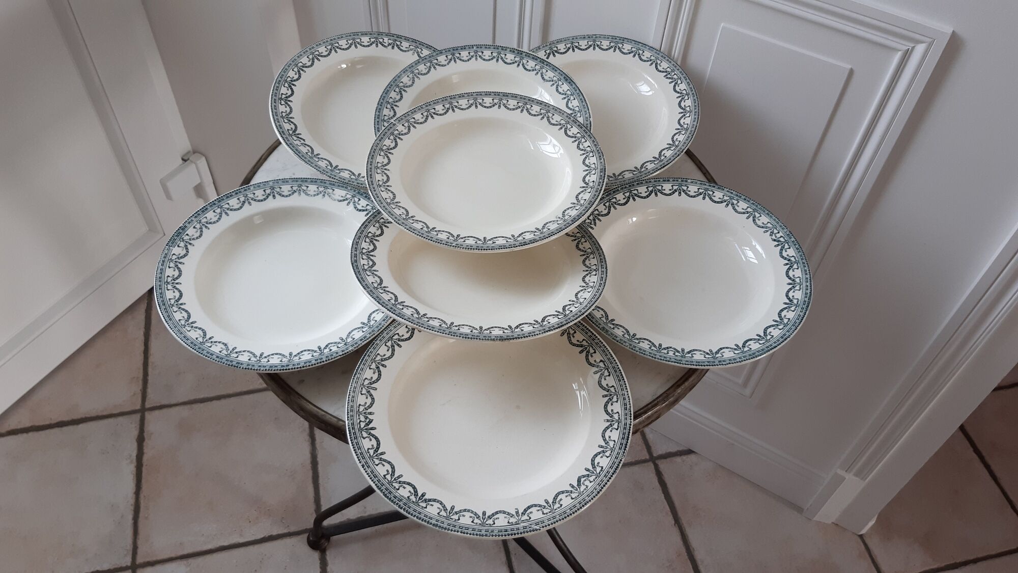 Set of 8 hollow plates Terre de Fer model "Garlands" late nineteenth