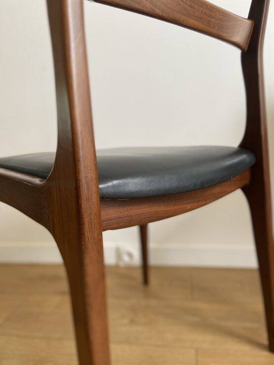 Chaise vintage bois et skaï noir