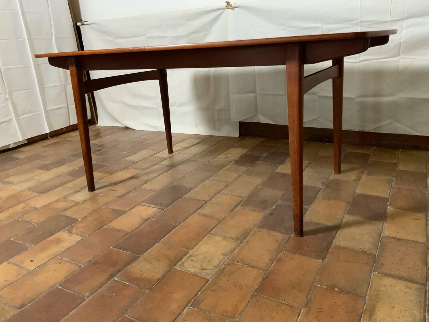 Extendable dining table