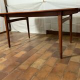 Extendable dining table