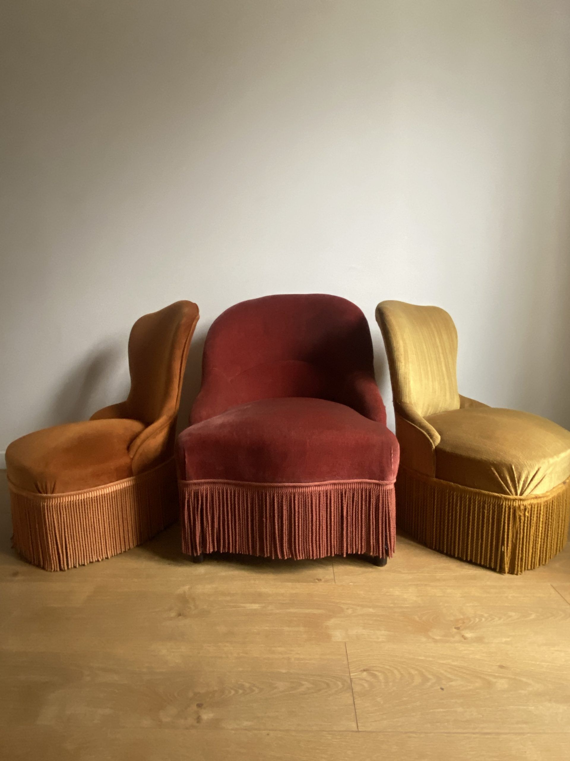 Fauteuil crapaud vintage rose framboise en velours à franges