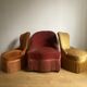 Fauteuil crapaud vintage rose framboise en velours à franges