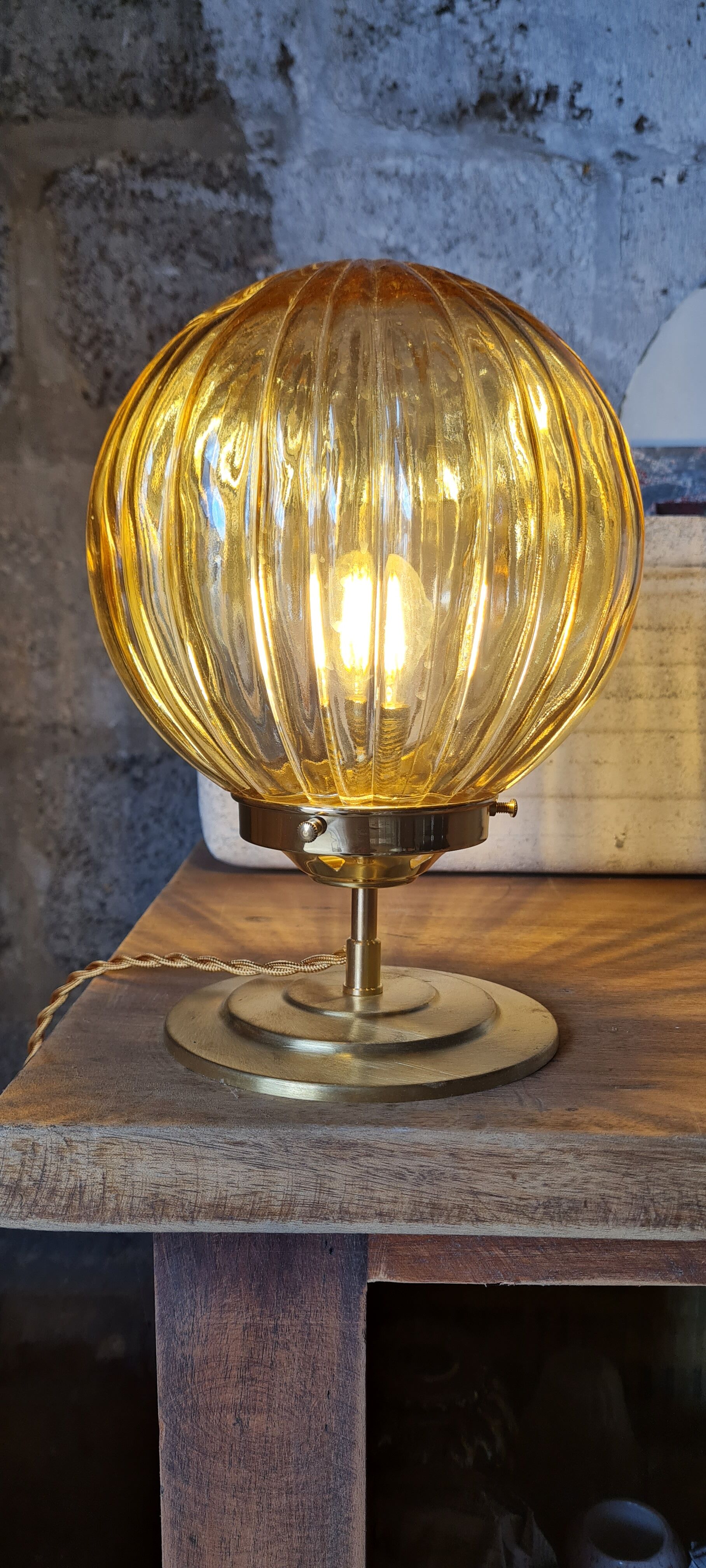 Globe table lamp in amber chiseled glass