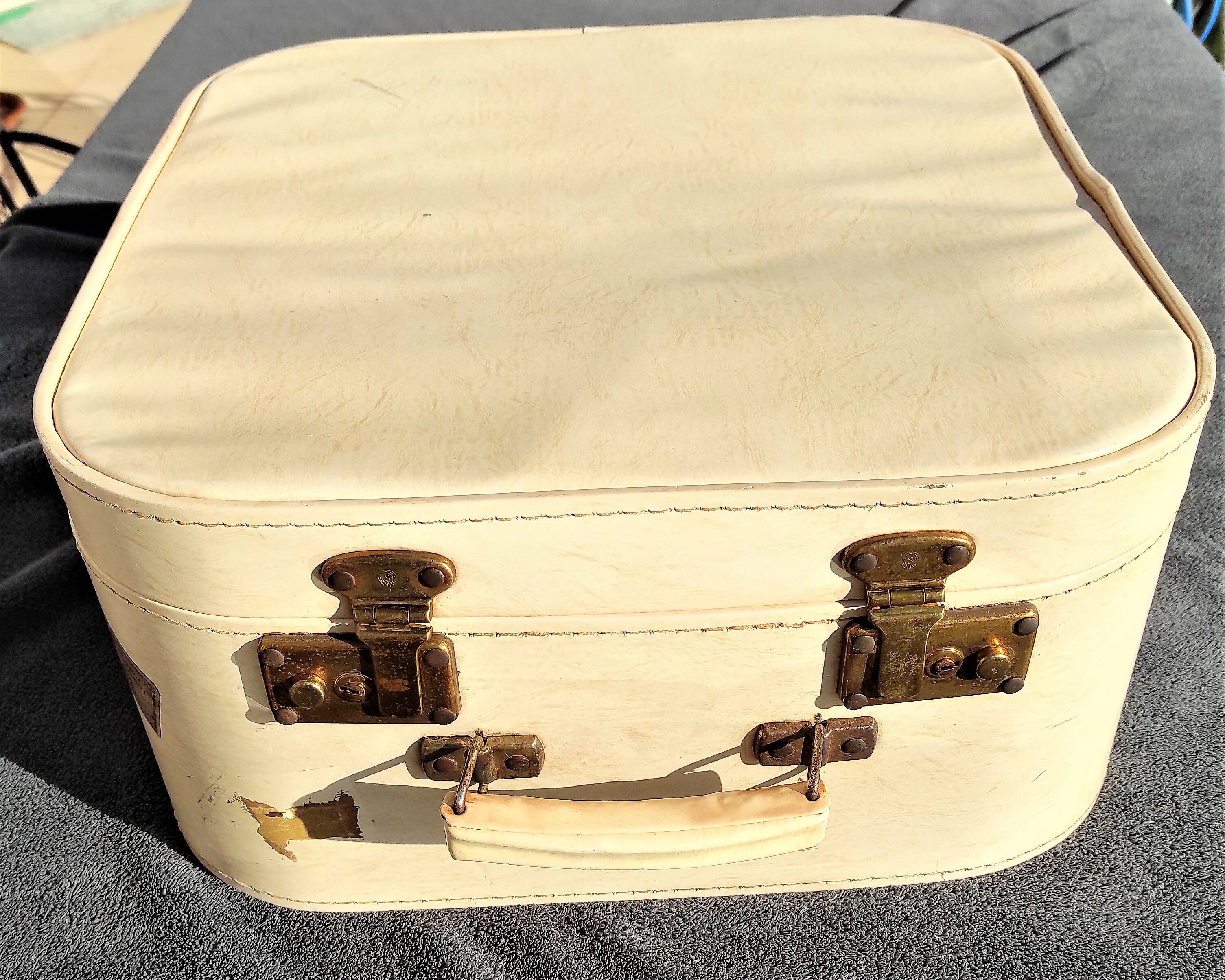 WHITE SUITCASE IN VINTAGE SKAI SQUARE OF 41 CM