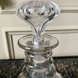 Round carfe in chiseled glass