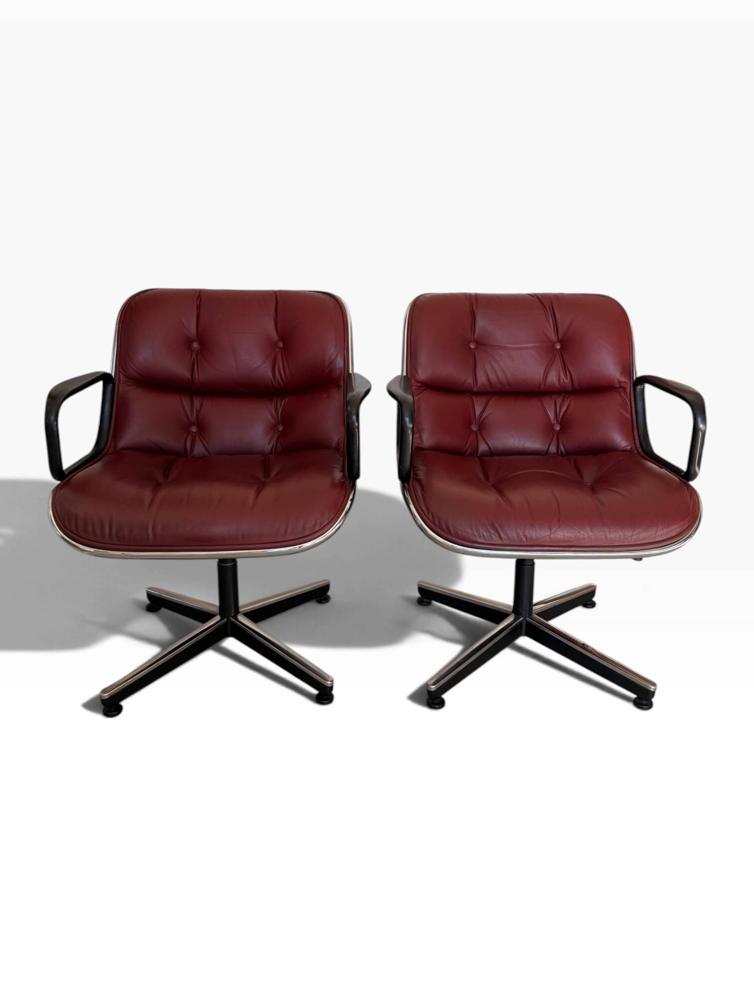 Charles Pollock paire de fauteuils Executive Knoll cuir bordeaux 1970