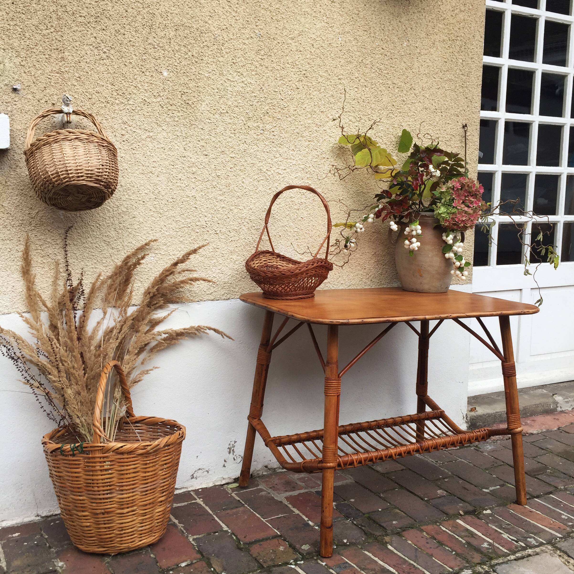 Table d'appoint en rotin et plateau en bois