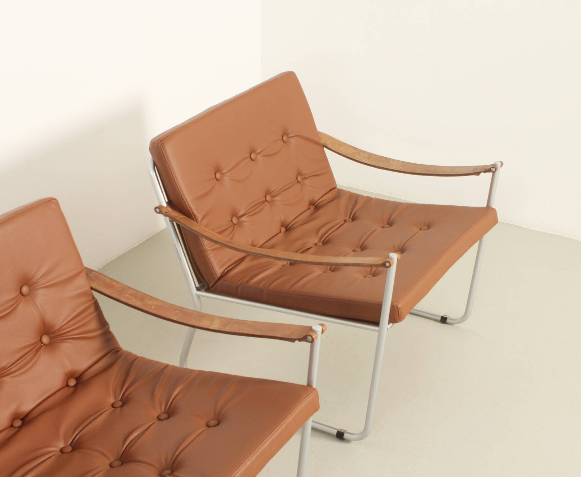 Paire de fauteuils de style safari avec accoudoirs en sangles de cuir, 1960
